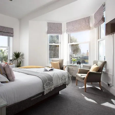 Gyllyngvase House 4*